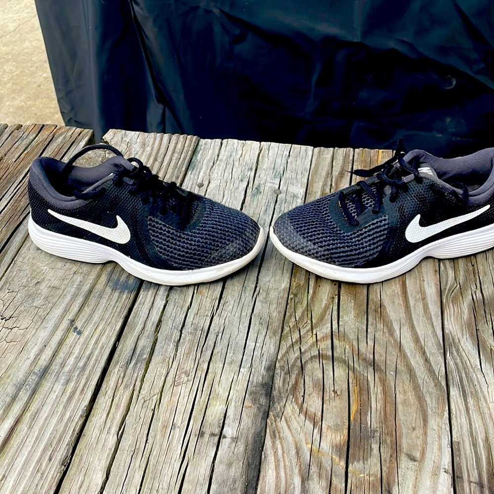 Kids Nike tennis shoes size US 3.5YW